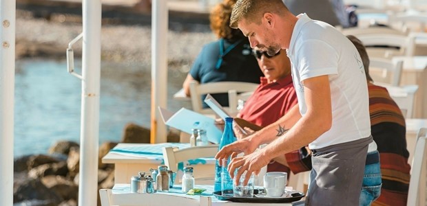 Oι εποχικές προσλήψεις φέρνουν μείωση της ανεργίας